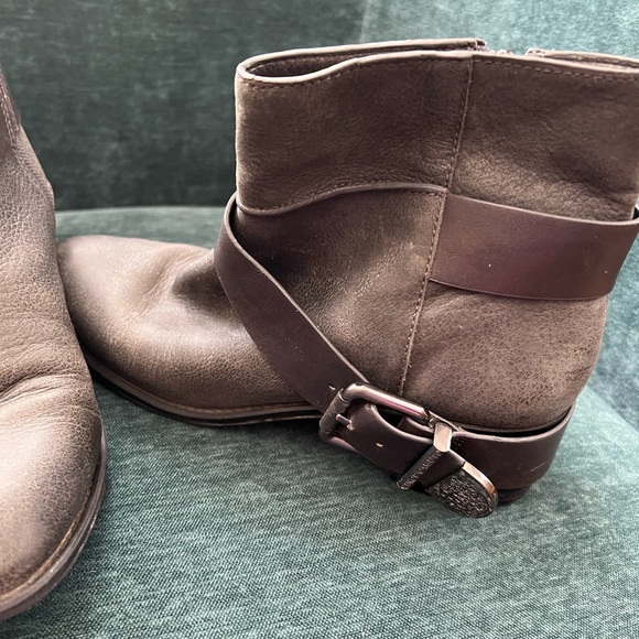 Vince Camuto 8 Moto Leather Ankle Booties Grey Buckles Romeo Boot shoes - Picture 9 of 14